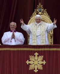 El papa Benedicto XVI imparte la bendición Urbi et Orbi